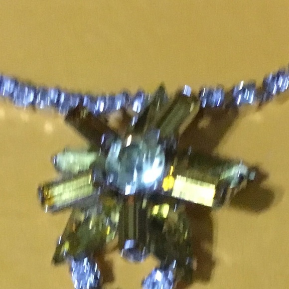 Vintage emerald green coloured rhinestone jewellery set- screw on earrings - Picture 10 of 10